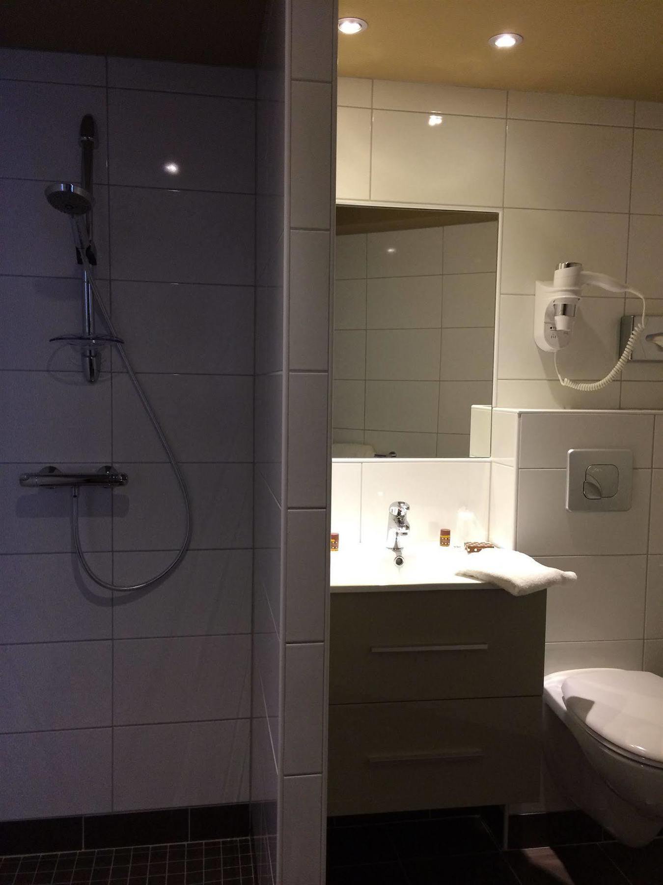 Moka Hotel Ниор Екстериор снимка
