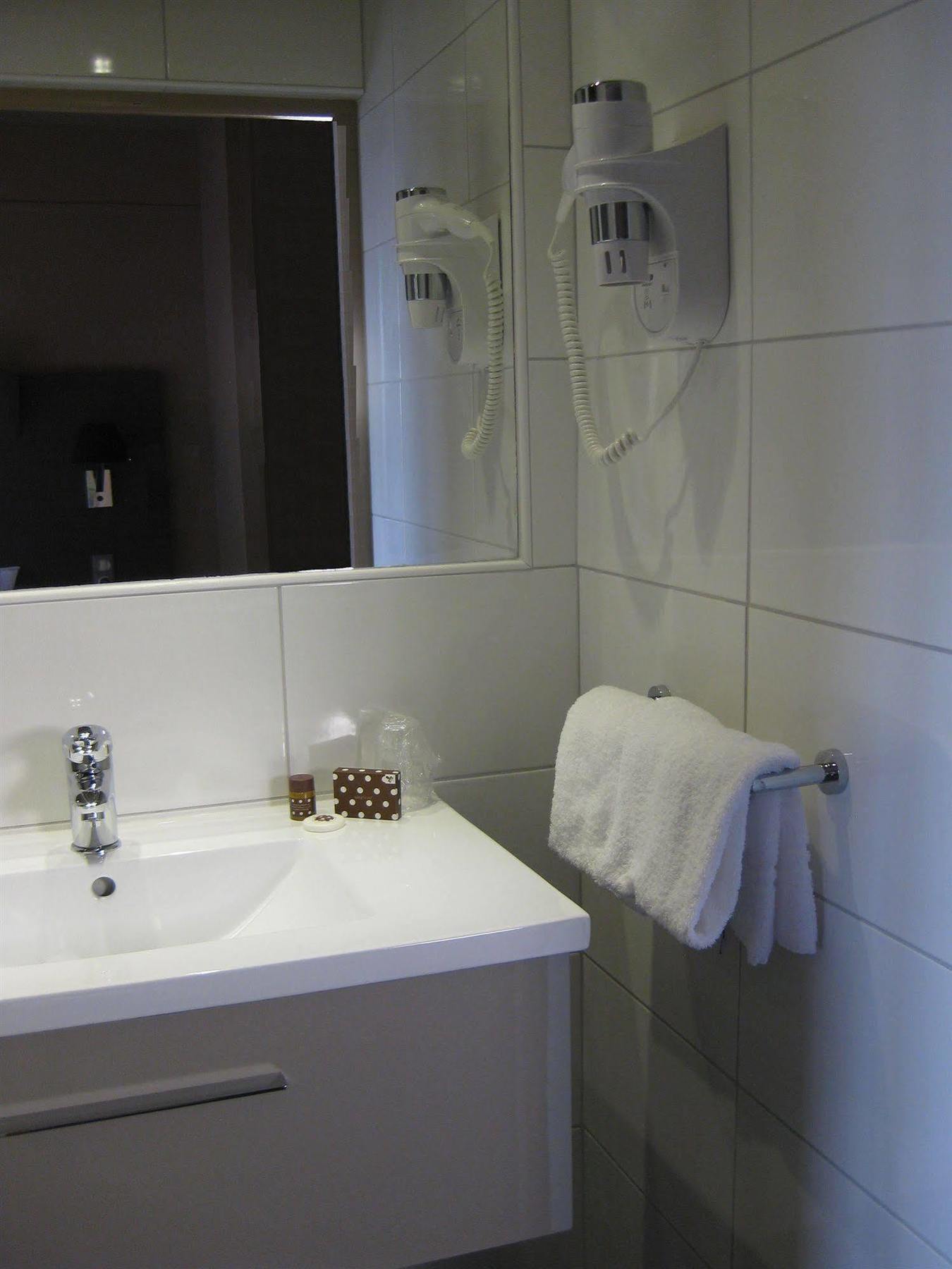 Moka Hotel Ниор Екстериор снимка